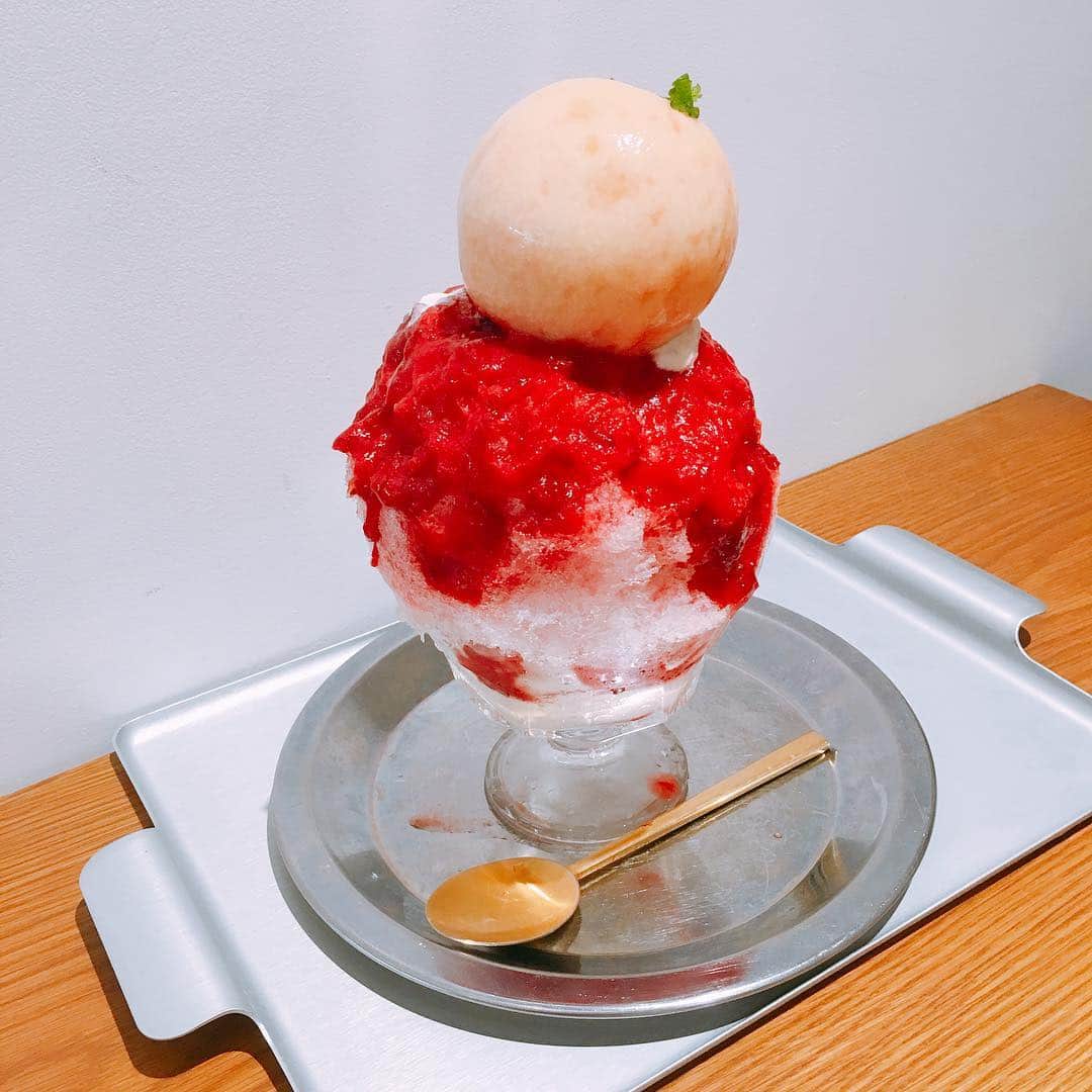 内田絢子さんのインスタグラム写真 - (内田絢子Instagram)「桃カキ氷🍑 『果実園のかき氷 まるごと桃』  桃がどーん、甘酸っぱいスモモソース、中にはミルクエスプーマも隠れてます。  #奈良かき氷 #堀内果実園 #ならまち #桃カキ氷 #桃 #桃スイーツ #本日の桃」8月6日 13時56分 - uccijun