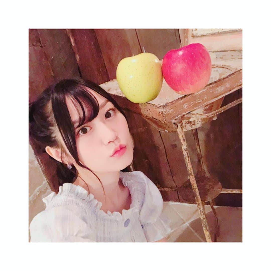 小倉唯さんのインスタグラム写真 - (小倉唯Instagram)「今日も暑いね〜💦 こまめに水分補給しよう！ 発売中のPick-up Voiceさんより オフショット⭐️ 浮かんでるように見えるApple🍏🍎 😙」8月6日 14時05分 - yui_ogura_official