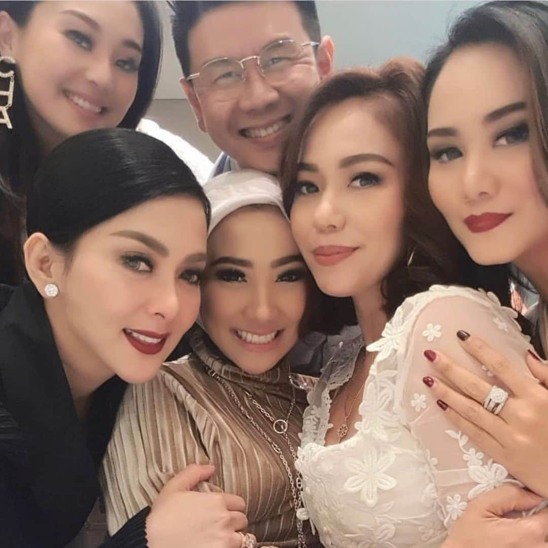 Syahriniさんのインスタグラム写真 - (SyahriniInstagram)「• Inilah Deretan Sahabat Yang Apabila Instagram Story Seperti Titik Titik Jarum Jahit, Mereka Adalah Sahabat Dari Jaman Kuliah 18.Tahun Yang Lalu,  Terkecuali 2.Wanita Inieh Yang Hadir Di Era MileniaLLL Yaitu Wanita Aslo Asli Solo ( CHACHI ), Satu Nya Lagieh CHICHA ( China Chantiex ) Dari Kawasan Pantai Indah Kapuk, Mereka Berdua Hadir Menjadi Sahabat Baik Incesss Beberapa Tahun Kebelakang Ini,  Dhannn, Apabila Traveling Bareng, Mereka Smua Dengan Keribetannya Masing Masing, Dhan Karakter Masing Alias Pada Egois Alias Nga ON TIME,Alias Paciweuhhh,Pabeulit,Rempooongggg, Biarpun Begitu Incesss Sangat Mencintai Mereka, Mereka Selalu Ada Dalam Suka Dhan Duka ( Reeeuuusss )  I Love You Guys !  _______\\\_______  #PrincesSyahrini #BestFriendsForLyfe」8月6日 14時03分 - princessyahrini