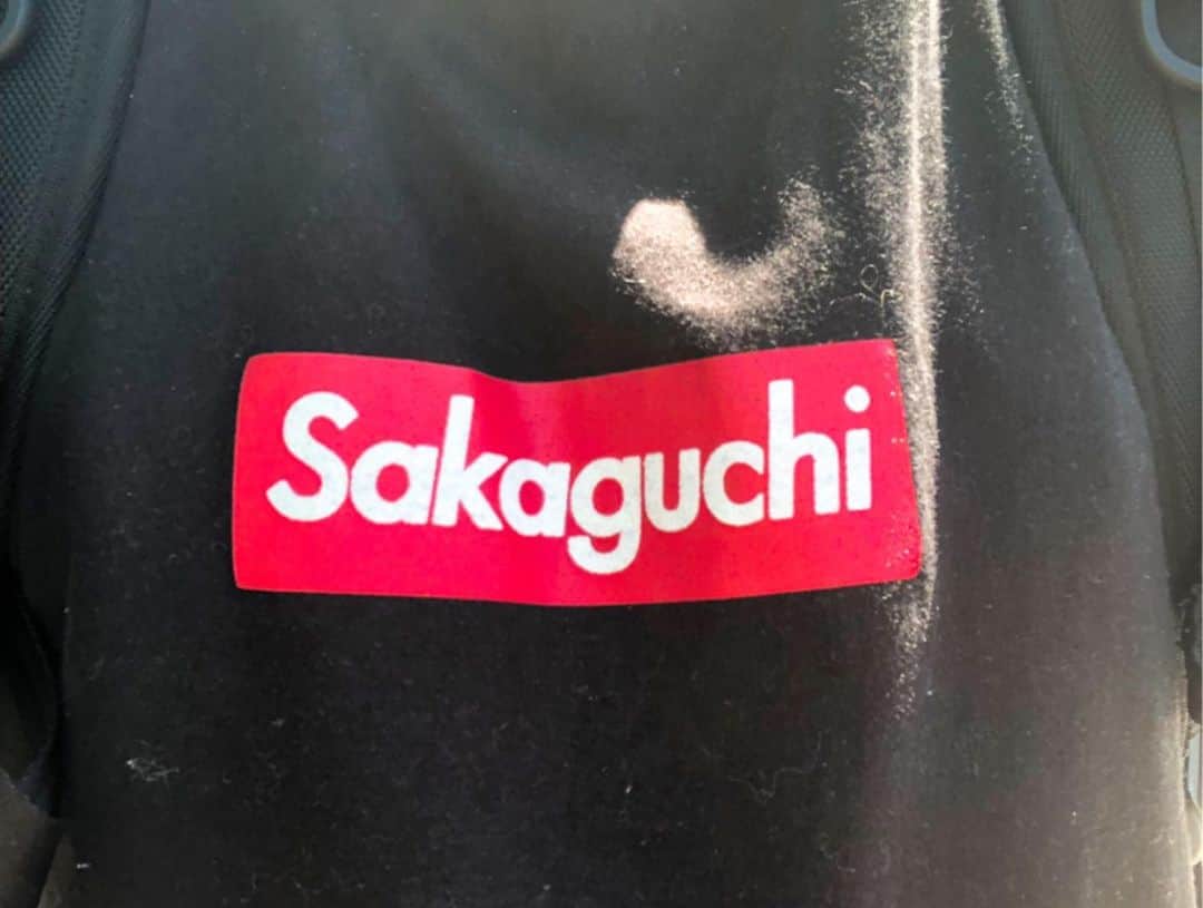 YOMIさんのインスタグラム写真 - (YOMIInstagram)「歌詞を書きに喫茶店へ向かってます。友人O氏から誕生日プレゼントで貰ったポンプフューリー(サメ)& Sakaguchi Tシャツ！笑 ※日焼け止めクリーム塗りました。 #歩いて向かう #光合成 #ポンプフューリー #鮫 #Sakaguchi」8月6日 14時03分 - nightmare.yomi
