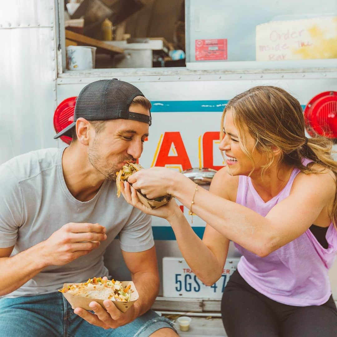 ジョーダン・ロジャースさんのインスタグラム写真 - (ジョーダン・ロジャースInstagram)「True love is Tacos • (and trying not to kill each other while renovating an airstream for the first time tomorrow night)  But mostly Tacos.  All new #CashPad tomorrow night 10/9c on CNBC」8月6日 14時07分 - jrodgers11