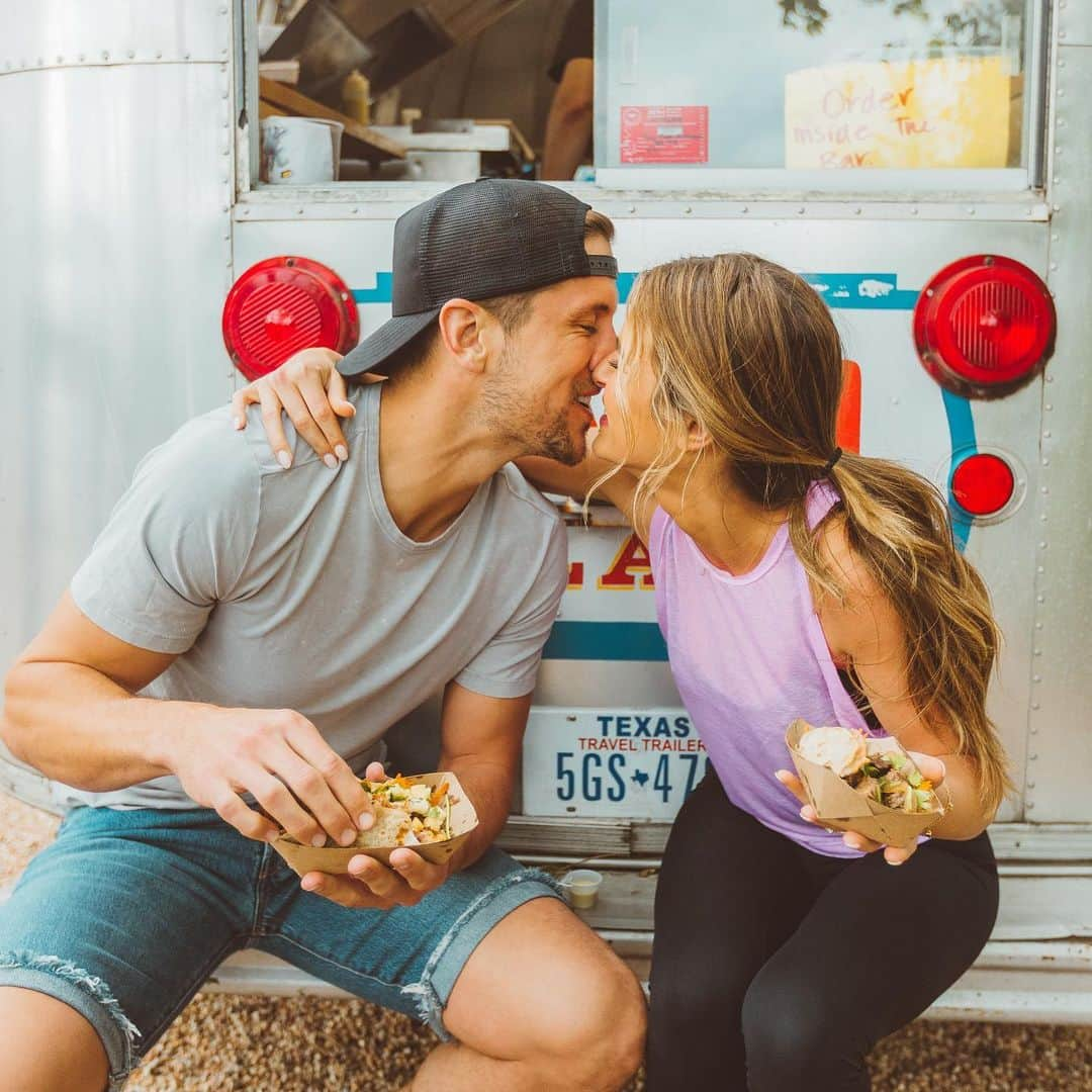 ジョーダン・ロジャースさんのインスタグラム写真 - (ジョーダン・ロジャースInstagram)「True love is Tacos • (and trying not to kill each other while renovating an airstream for the first time tomorrow night)  But mostly Tacos.  All new #CashPad tomorrow night 10/9c on CNBC」8月6日 14時07分 - jrodgers11