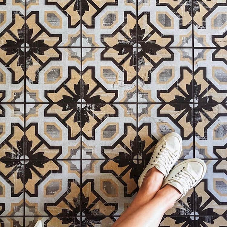 シービーズのインスタグラム：「Tile magic captured by @gessieboy ✨✨✨#showupinseavees」