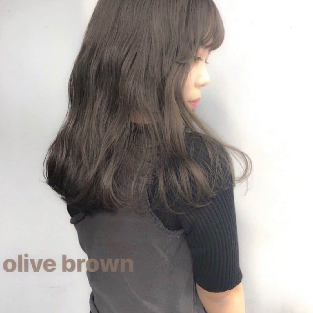 古賀美紀さんのインスタグラム写真 - (古賀美紀Instagram)「【 #オリーブブラウン 】 オリーブブラウンは、光の当たり方によって表情が絶妙に変化するニュアンスたっぷりのヘアカラーです🌿 . オリーブブラウンは、肌なじみのいいブラウンにくすんだグリーンを混ぜたようなカラー♡ . 日本人の肌にもよくなじんで浮かないのも魅力です！ . 【 #ケアカラー ¥10800~】 通常のカラー剤よりダメージレスで ブリーチせずにも透明感のある色にしてくれます＊ . 【Wケアカラー ¥19000~】 Wケアカラーはダメージレスの ケアカラー でトーンを上げて その後にもう一度ケアカラー をする事です＊ ベースによってWケアカラーをお勧めする場合があります♡ . . 【 #カット＋ケアカラー ¥14900~】 カットは毛先をぷつん✂︎♡と切る事で より繊細な質感に＊ 顔周りは全体のバランスをみて 一人一人に合ったニュアンスを🌿 ,  柔らかくて女性らしい思わず触りたくなるような 優しい質感のhairにしましょう♡ . . 大学生10%OFF 高校生20%OFF . . . 【ご予約状況】は ストーリーに掲載してます . ※前日の夜、当日のご予約キャンセルはお控えください。。 . . 混み合ってくるので早めのご予約お願いします。 . ご予約はトップURLのホットペッパーからどうぞ♡ . . 当日のご予約の場合はホットペッパー又は トップにある電話でご予約お願いします🌿 . . #shima #イルミナカラー #ケアブリーチ #ダメージレスカラー #ブリーチ  #切りっぱなしボブ #くるりんぱ #ootd #mery #お洒落さんと繋がりたい  #オリーブカラー #外国人風カラー  #インスタ映え  #オリーブアッシュ #オリーブグレージュ #透明感カラー  #ヘアアレンジ  #グレージュ #アッシュ #グレージュ #ラベンダーベージュ #ミルクティーベージュ #ブリーチなし #波ウェーブ #ljk」8月6日 14時16分 - koga_miki__