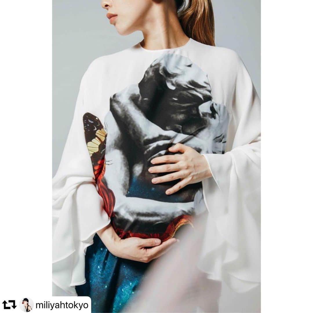 西村哲也のインスタグラム：「Styled by me ❤️ @voguejapan  @photoby217  @tetsuyanishimura  @junkokobayash  @genarai  #voguejapan  #valentino」