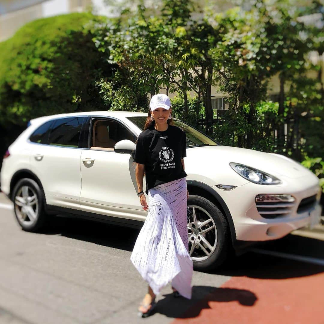 麻美さんのインスタグラム写真 - (麻美Instagram)「韓国で🇰🇷移動は全て りょうちゃんのPORSCHE カイエンだったから…😊🙏 ． 日本に帰って来てもPORSCHEが良いと言う娘達👧🏻 ． お安い御用✌️ @skycarshare_tokyo . すぐにカーシェアに連絡して 届けてもらったよ✌️ ． 夏休みは子供優先👧🏻👧🏻💕 しばらくカイエン乗ろう〜🚘 ． @skycarshare_tokyo #カーシェア#レンタカー  #skycarshare  #車も着替える #わナンバーじゃない #使いたい時に使える  #車も気分で乗り換える #快適#便利#お得  #車の貸し出し引き取りが楽」8月6日 14時23分 - mami0s