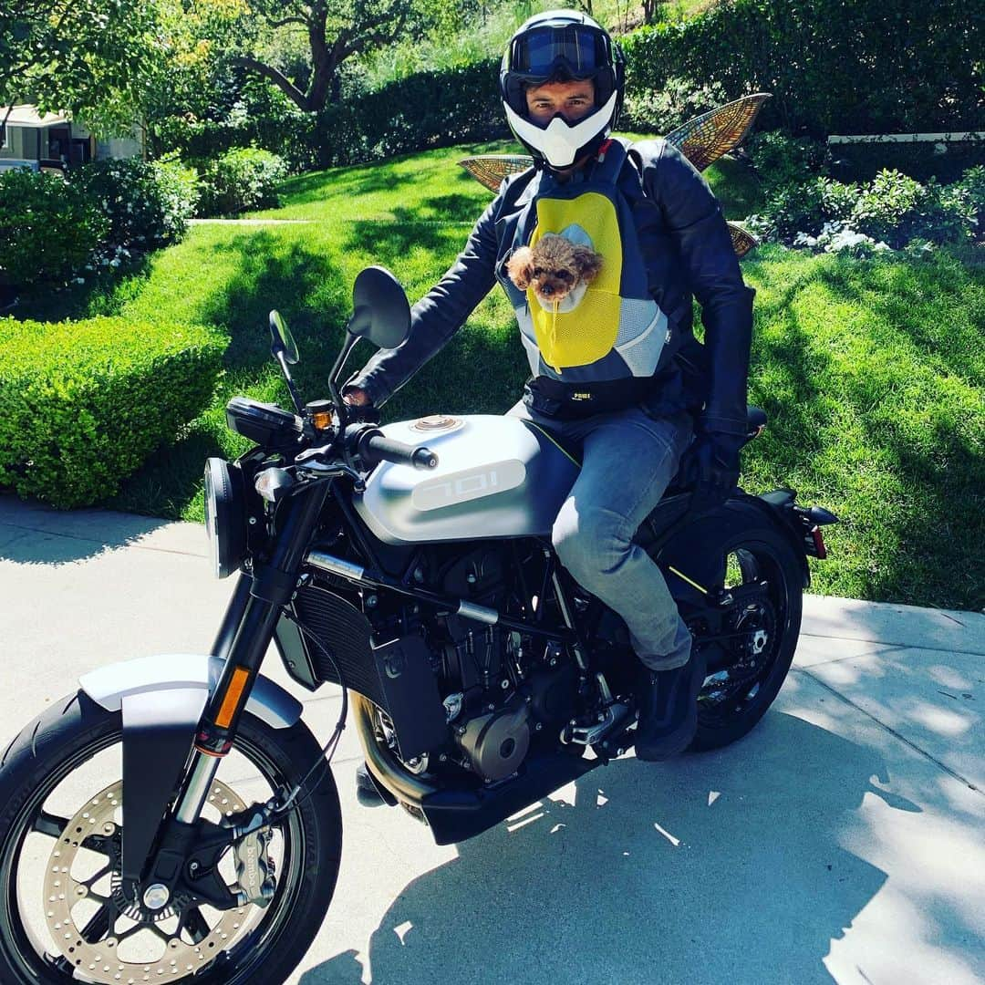 オーランド・ブルームさんのインスタグラム写真 - (オーランド・ブルームInstagram)「‘Mighty’✅fine day to be back on the bike...wings ✅courtesy of @carnivalrow @husqvarna1903✅ #pioneeringsince1903」8月6日 14時28分 - orlandobloom