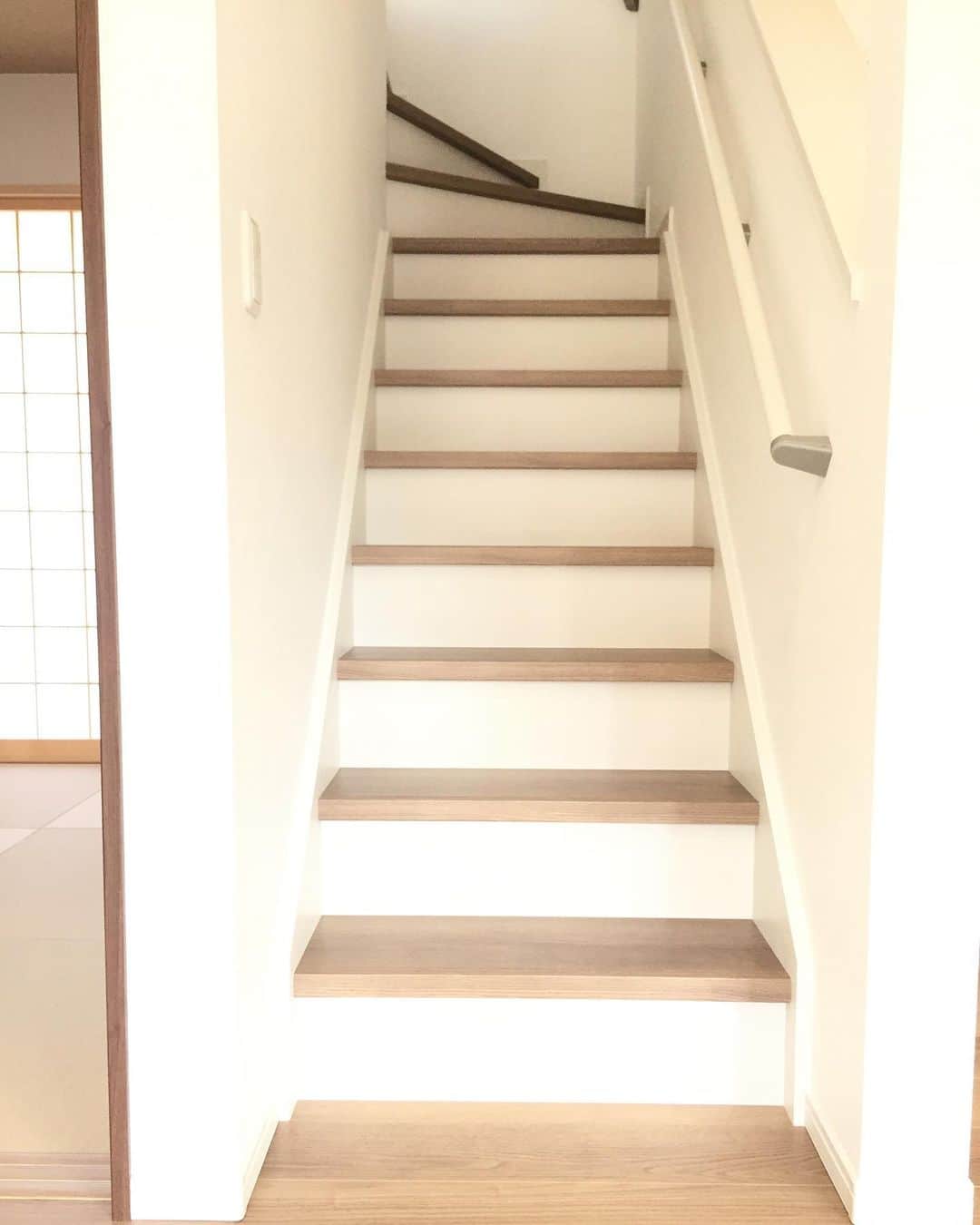 のインスタグラム：「#階段#マイホーム #一戸建て#和室 #インテリア #ダイニング #キッチン #家づくり#モデルハウス #元氣建設 #元気建設 #リフォーム #リノベーション #ショールーム #住宅 #新築 #ダイニングリビング #自由設計 #注文住宅 #大阪 #myhome #interior #showhome #instahome #羽曳野市」