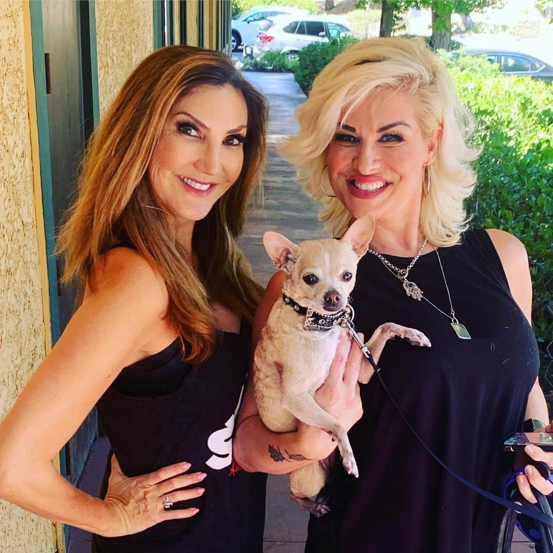 ヘザー・マクドナルドのインスタグラム：「Up at Midnight New #Juicyscoop with Bobbie Brown, Author of Dirty Rocker Boys & her little dog’s juicy story too!  Plus  Brody Jenner broke up with his wife Kaitlynn who was never legally his wife. Meanwhile his dad, also named Caitlyn is rumored to possibly want more children of her own. Southern Charm reveals a chlamydia storyline. Then Heather talks to super juicy and funny author Bobbie Brown whose second book is out soon. She tells of her marriage & divorce from a rockstar, her broken engagement to Tommy Lee, meth addiction, her reality show, a threesome with two guys, her stalker who unknowingly became her roommate and so much more! Enjoy!」