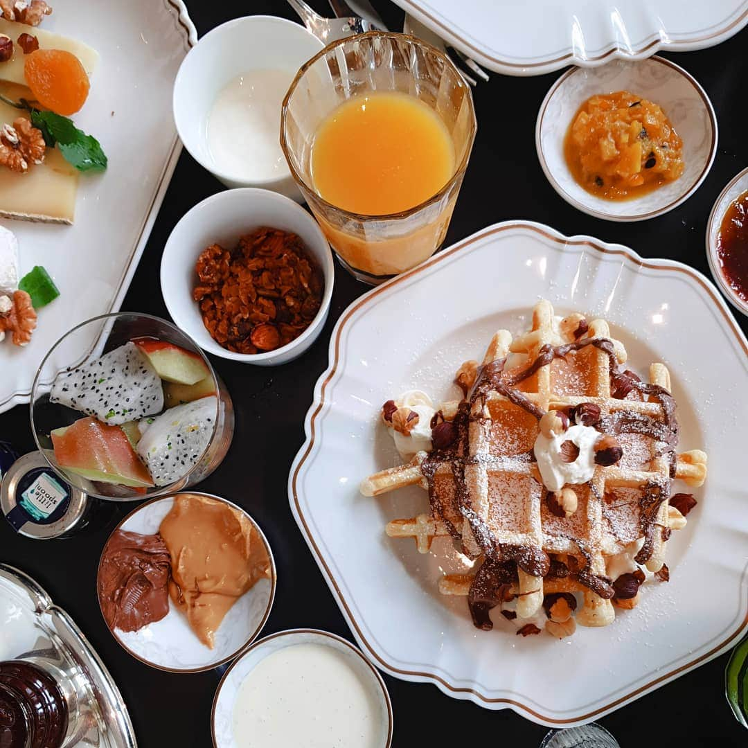 バイトゥーイ・ズワピットさんのインスタグラム写真 - (バイトゥーイ・ズワピットInstagram)「Tuesday Breakfast 🥞🍊🥐🍫」8月6日 14時33分 - iiitoei