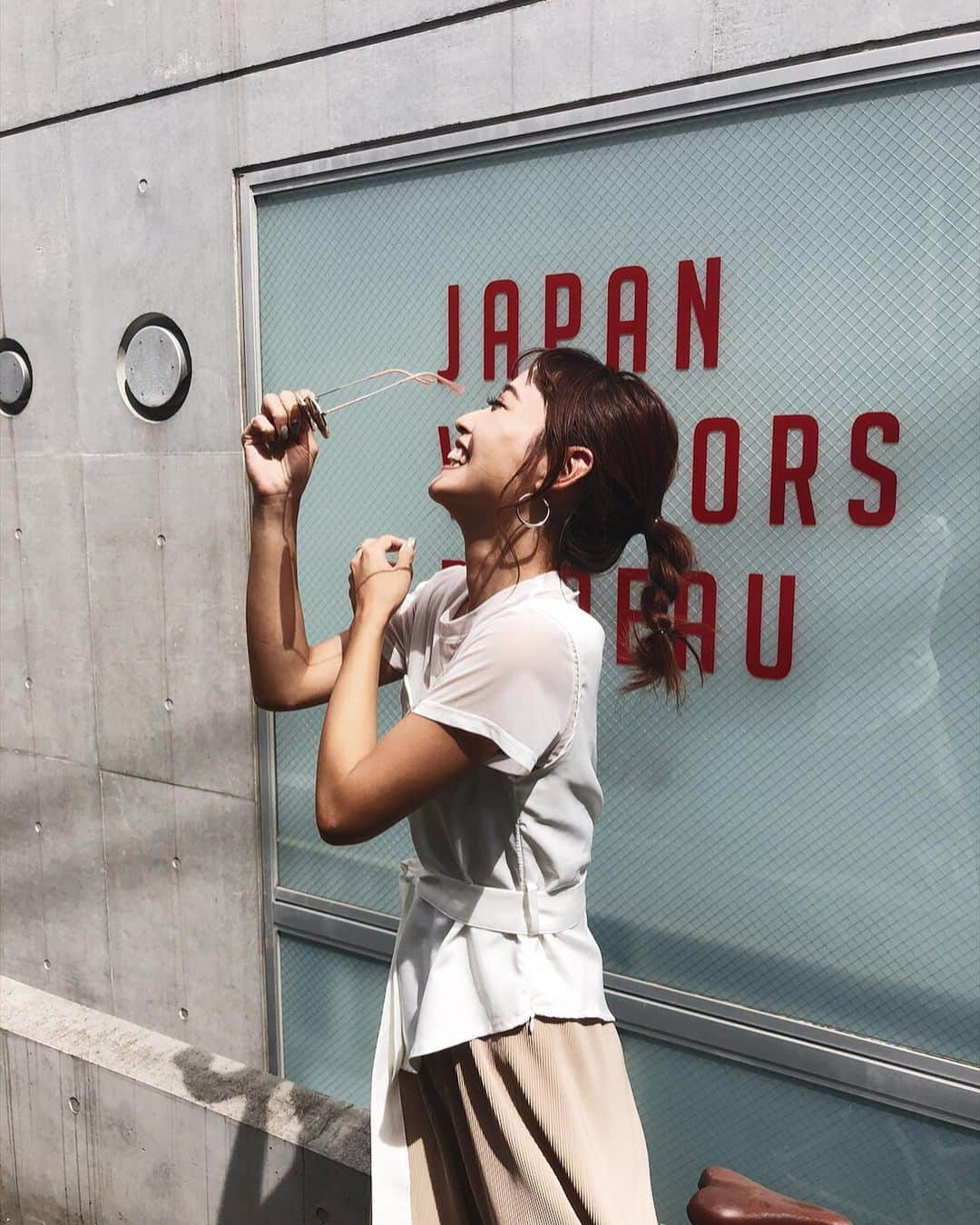 三方美穂さんのインスタグラム写真 - (三方美穂Instagram)「今日はとにかく暑かったから、 前髪クルクルに巻いた😎 汗と湿気でベタベタになるからねっ！！ 夏は白のトップスが着たくなる🧡 @amail_official  #レイヤード #夏コーデ #ホワイトコーデ  #アマイル #amail #前髪クルクル #三つ編みアレンジ」8月6日 14時53分 - mihomikata