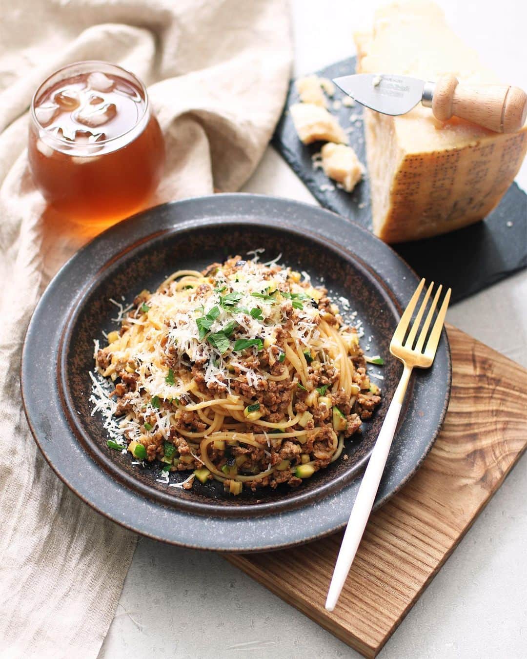 utoshさんのインスタグラム写真 - (utoshInstagram)「【レシピ付】Spaghetti Bolognese. パルミジャーノ・レッジャーノを出汁に使った、ボロネーゼ！ . いよいよ夏休みが始まって、毎日のレシピに悩まされている方が増えていると思いますが、子供が大好きなパスタ、特にミートソースパスタは強い味方ですよね。 . パックを買って来てしまうことも多いと思いますが、手作りするのも美味しいんですよ。 . . そしてミートソースパスタはパルミジャーノ・レッジャーノをふんだんに使って作ると美味しい。本場のイタリア風にボロネーゼ！って呼びたくなる味わいになりますよ！ . . . 今回はパルミジャーノ・レッジャーノを最後に上からかけるだけでなく、皮の部分も使いソースに「出汁」として使うレシピで制作しました。 . 味もしっかりしているし、コクがあるので、実はダシにピッタリなんですよね。ソースにちょい足しする事で、ぐっと味わいが深まります。 固形の調味料とかを入れなくても味がまとまりますよ！ . ぜひこのパルミジャーノ・レッジャーノ出汁のボロネーゼ、作ってみてください！ . . ＿＿＿＿＿＿ . 夏野菜のパルミジャーノ・レッジャーノ ボロネーゼ（2人分） . 〈材料〉 牛豚合びき肉 200g 玉ねぎ 1/2個 ニンニク 1片 ズッキーニ 1/3 ナス 1/3 A トマトペースト 大さじ1（30g） 赤ワイン 50ml 塩　ふたつまみ パルミジャーノ・レッジャーノ 15g（皮の部分も） . オリーブオイル 大さじ1 . 〈トッピングとして〉 イタリアンパセリ　適量 パルミジャーノ・レッジャーノ 大さじ1くらいの量 . . 〈作り方〉 1、玉ねぎ、ニンニクはみじん切り。ズッキーニ、ナスは5mm角になるように小さめに切る。 2、フライパンに、オリーブオイル、ニンニクを入れ、香りがたって来たら牛豚合びき肉を入れて中火で炒める。（最初はハンバーグを焼くように、まとまった状態で両面に焼き色をつけるように焼くとよい） 3、ひき肉をほぐしながら玉ねぎを加えてさらに炒め合わせ、Aを加えてさらに炒める。 4、水分がなくなって来たらミートソースの完成。 5、パスタを茹でて、ミートソースのフライパンにズッキーニとナスを入れ、よく炒め合わせたら、一杯の茹で汁と茹で上がったパスタを入れて絡めたら完成。 6、お皿に盛りつけ、上からさらに削ったパルミジャーノ・レッジャーノを振りかけ、イタリアンパセリをトッピングしたら完成。 . ＿＿＿＿＿＿ . . フーディーテーブル（@foodietable.jp）さんからのご依頼でレシピを作らせて頂きました。 . . #パルミジャーノレッジャーノ #parmigianoreggiano #パルミジャーノ・レッジャーノ #フーディーテーブル #タイアップ @parmigianoreggiano . . #ellegourmet#lunch#brunch#breakfast#foodporn#instagramjapan#vsco#IGersJP#onthetable#ランチ#おうちカフェ#うちごはん#暮らし#フーディーテーブル#cooking #おうちごはん#朝ごはん#japanesebreakfast」8月6日 14時51分 - utosh