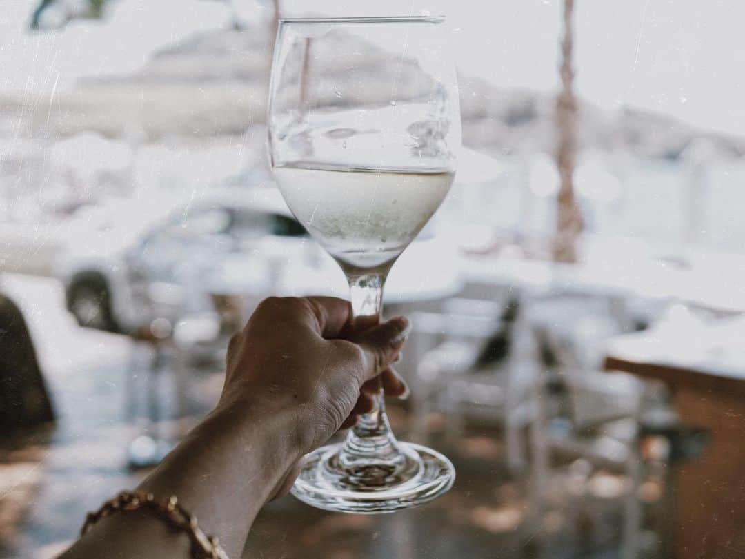 仲村美香さんのインスタグラム写真 - (仲村美香Instagram)「ヨーロッパでは白ワインばかり…と見せかけて 私はちょいちょいコロナを飲んでいた🍺笑 ビール飲めなかったんだけど コロナは好きになってきた🤣💕 ・ ・ ・ ・ #wine#🍇#greece#mykonos」8月6日 14時50分 - mikapu0519