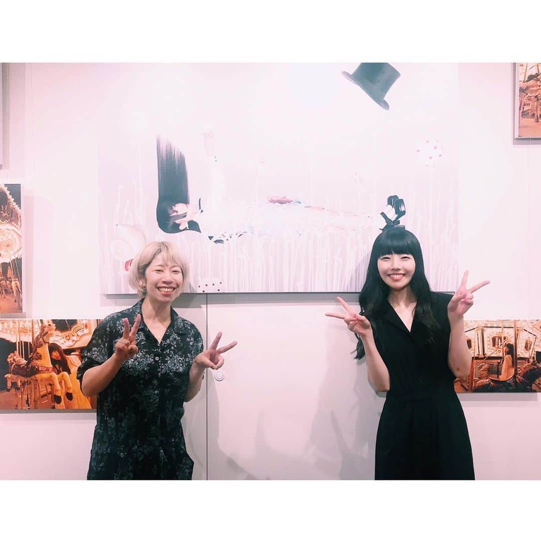 のインスタグラム：「大好きなフォトグラファー @shikata_a さんの"ANOTHER STORY" Ayumi Shikata Exhibition レセプションへ！ 四方さんが紡ぐ7つの物語📖 人魚姫🧜‍♀️ マッチ売りの少女🔥 バンビ🦌 白雪姫🍎 ひと匙姫🥄 星の王子さま⭐ 不思議の国の...🐇 美しく妖艶な写真の数々･･･幻想的でとっても素敵でした！ 四方さん❤️おめでとうございます🥳🎊✨ 写真はわたしが見惚れてしまった @risacheeese ちゃんの写真の前で撮らせてもらった四方さん＆相沢梨紗ちゃん👭 仲良しなふたりならではの距離感や信頼感が写真に現れていて、四方さんだからこそこの梨紗ちゃんの美しい表情を撮れたんだろなあと思いました♡ -------------------------------------------------- 四方あゆみ 写真展 “ANOTHER STORY” 2019年 8月3日(土)〜8月7日(水)  11:00〜22:00（水曜のみ 11:00～20:00） @URD . -------------------------------------------------- #四方あゆみ #写真展 #ANOTHERSTORY #相沢梨紗」