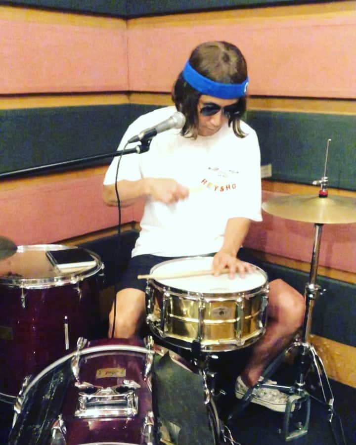 おたこぷーのインスタグラム：「ドラム漫談#37 Don't touch #ドラム #漫談 #世田谷区 #下北沢 #傑作 #理想 #あいみょん #練習 #夏 #プロメア #ライブ #天草 #九州 #吉本興業 #お笑い #おたこぷー #渋野日向子」