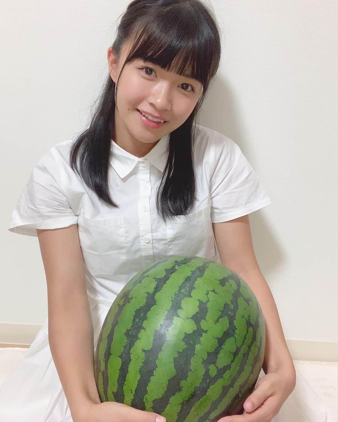 百川晴香さんのインスタグラム写真 - (百川晴香Instagram)「４キロのスイカ🍉スイカあれば夏は生きていける🚶‍♀️💕 #スイカ #長野 #熱中症予防 #大好き #食べ過ぎたらお腹壊す #よく壊す」8月6日 14時54分 - momokawaharuka