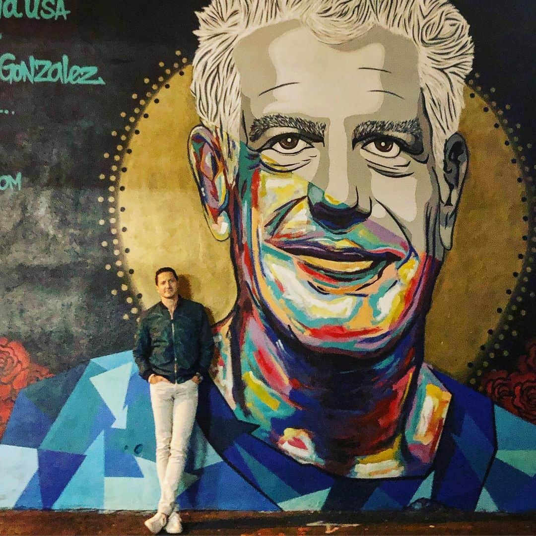 サッシャ・ロイズのインスタグラム：「This made me happy. @anthonybourdain #SaintAnthony #wandering #hollywood #summernights」