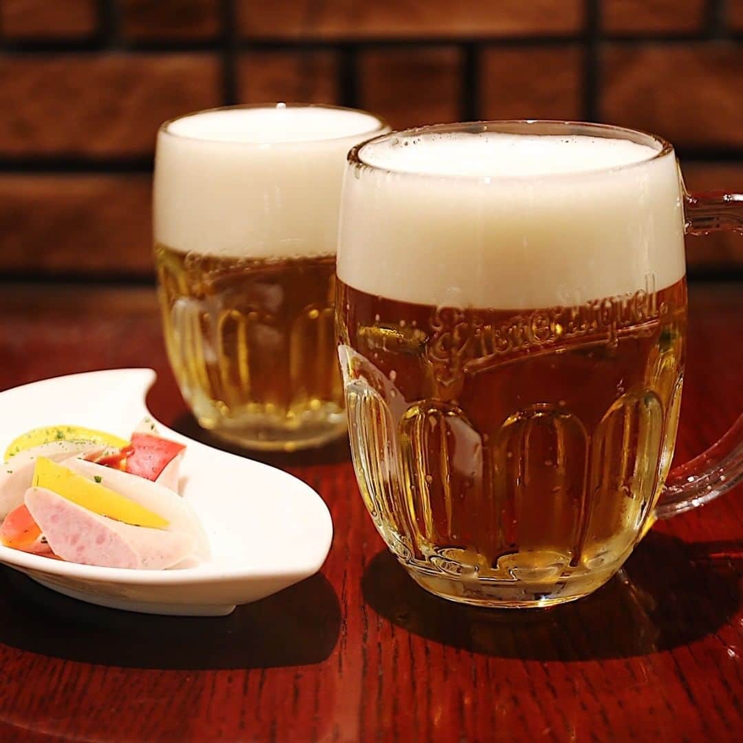 新宿西口ハルク ハル★チカ公式アカウントのインスタグラム：「グーテン・ターク(*^^)ﾉ 今日は「ミュンヘン」のビールをご紹介～～♪♪ ビールにこだわり有り！ いつものビールからちょっぴりステップアップ♪♪ * * 黄金色に輝くビールの元祖。 生産当時から変わらぬ製法で作られた伝統のビールです！！ チェコで作られたそのままの味をあなたに。  是非、お試しください(*^^)b Prost!! * * ピルスナーウルケル （レギュラー）1,296円(税込) （スモール）896円（税込） * * #新宿西口ハルク #小田急ハルク #ハルク #食堂酒場ハルチカ #ハルチカ #新宿 #新宿西口 #飲酒タグラム #instafood #followme #tokyo #shinjuku #halc #haruchika #beerhall #munchen #新宿ランチ #ランチ #新宿メシ #新宿呑み #はしご酒 #ソーセージ #チェコビール #ドイツビール #ビヤホール #ミュンヘン」
