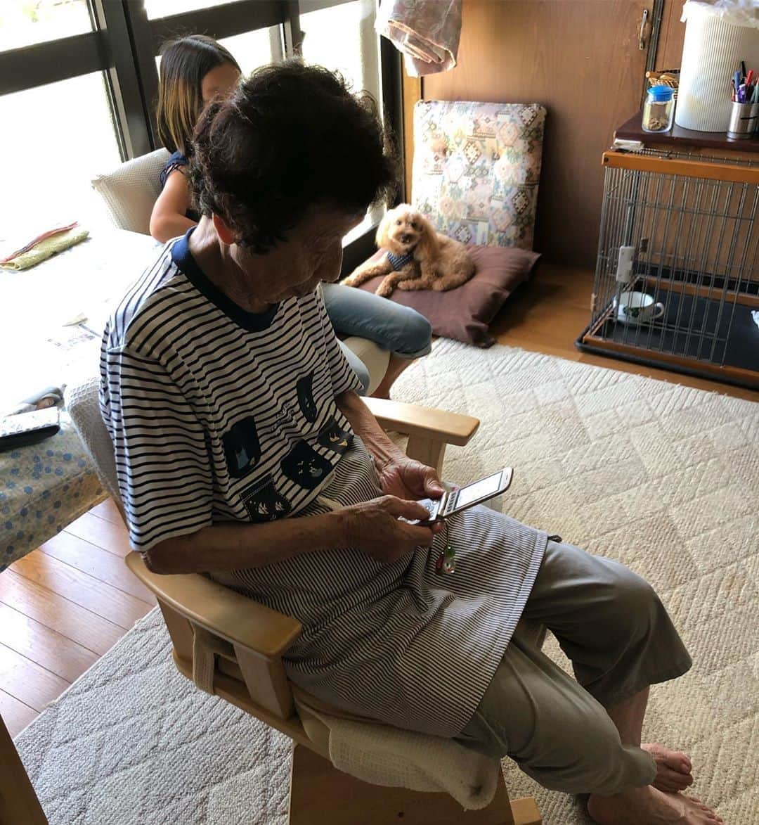 青木さやかさんのインスタグラム写真 - (青木さやかInstagram)「91歳の祖母と曽孫とオッポ(犬)」8月6日 14時59分 - sayaka___aoki