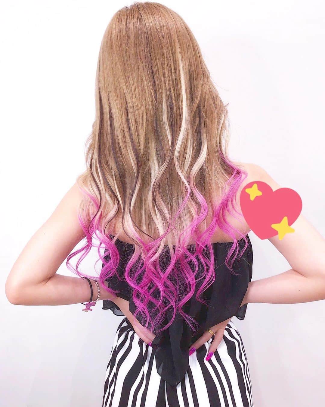 アンジェリカのインスタグラム：「♡ 💜載せてなかったbackstyle💜  プールで大分ピンクの色落ちちゃった😂😂 萎え～😺😺😺笑 ♡ #渋谷 #pinkhair #pink #エクステ #グラデーションカラー #summer」