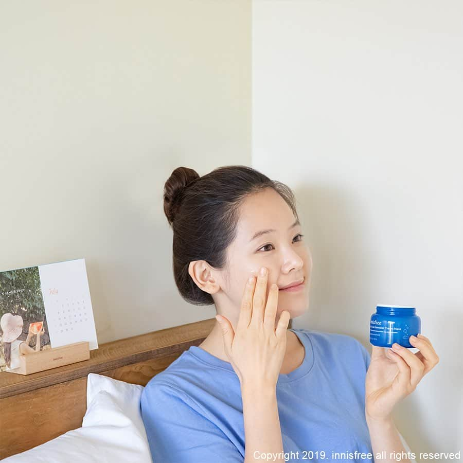 innisfree official (이니스프리) さんのインスタグラム写真 - (innisfree official (이니스프리) Instagram)「For skin exhausted by the heat, help it relax with the cool and dewy #JejuLavaSeawaterCreamMask 💙 ⠀ 더위에 지친피부, 시원 촉촉 #용암해수크림마스크 로 토닥토닥 💙」8月6日 15時01分 - innisfreeofficial