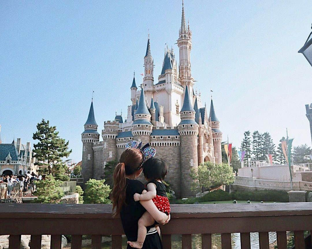 稲川千里さんのインスタグラム写真 - (稲川千里Instagram)「. . 最後の一枚は Cinderella Castle 🏰💗 . 娘が生まれてから こんなにも何かを愛おしく大切にしたいと思う感情があることを知りました。 失ったものもあるし大変なときもあるけれど、ママになれて本当に良かった😌 ママにしてくれてありがとう💕 ニナのおかげで、辛いときでも毎日しあわせ😚 . 後ろ姿で #パンパースハート 💗 #tdl #disneyland #シンデレラ城 #ママと娘 #女の子ベビー #女の子ママ #生後8ヶ月 #抱っこちゃん #むちむちベビー #babyminnie #パンパース #mamagirl #ママリ」8月6日 15時01分 - chiicamera