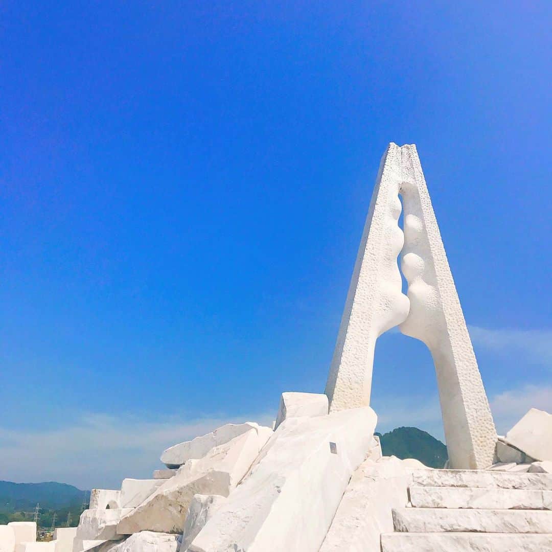 旅行比較サイト・トラベルコ 理想の旅を、いちばん安く。のインスタグラム：「#しまなみ海道 を尾道側から渡って3番目の島、 #生口島 。この島の耕三寺博物館には、 #未来心の丘 （みらいしんのおか）というスポットがあります。﻿ ﻿ こちらはなんと、まぶしいほどに真っ白な大理石でできた広大な庭園！　まるでヨーロッパの地中海リゾートのような純白の世界が広がっています✨　それもそのはず、これらの大理石はすべてイタリアで採掘されたものを運んできているのだそうですよ。﻿ ﻿ #未来心の丘 はこの空間全体がアート作品ですが、大理石には触れたり、座ったりしてもOK。また、撮影スポットとしても大人気です💖　異国のような風景はとってもSNS映えしますよ☆﻿ ﻿ #生口島 までは、キラキラと輝く瀬戸内海を眺めながら、車や自転車でしまなみ海道を渡って向かうのがおすすめ🎶　サイクリングに挑戦するのであれば、暑さ対策と水分補給はお忘れなく！﻿ *﻿ *﻿ *﻿ あなたが訪れた旅先での写真に《 @travelko_chan 》《 #トラベルコ 》《 #travelko 》とタグ付けして投稿してみてください！こちらのアカウントで紹介させていただくかもしれません♪﻿ *﻿ *﻿ *﻿ #瀬戸内 #しまなみ海道 #耕三寺博物館 #未来心の丘 #島旅 #生口島 #尾道 #アート #setouchi #art #japan #travel #trip #sightseeing #旅行 #国内旅行 #女子旅 #フォトジェニック #旅行好きな人と繋がりたい #写真好きな人と繋がりたい #カメラ女子 #カメラ男子 #photooftheday #instatravel #travelgram  #instagood #instaphoto #travelko #トラベルコ #トラベルコちゃん﻿ @ononavi_japan﻿」