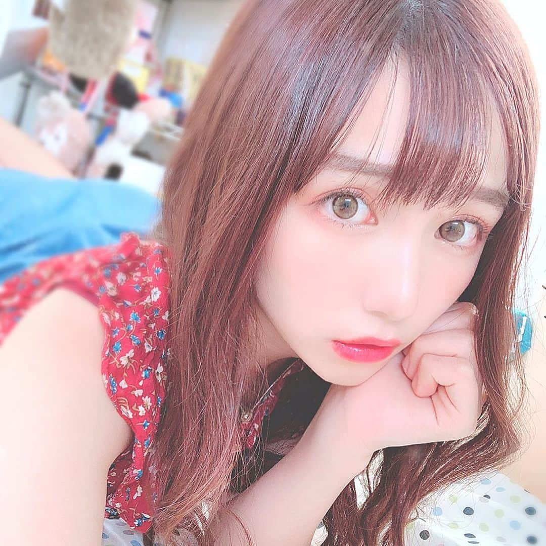 稗田智優さんのインスタグラム写真 - (稗田智優Instagram)「* ． @poplens_official 🎀 viviring brown ( #ビビリングブラウン ) ❀ DIA:14.0 / 着色直径:13.0 ❀ ✿ BC:8.6 / 使用期間: 1ヶ月 ✿ ❀ ±0.00-8.00 ❀ ． 橋本環奈カラコンともいわれてる、 このシリーズは色素薄い瞳になれて、 とってもとっても可愛いです🐰♥♥ ． 着色直径13.0なのにこの盛れ感！( ; - ; ) めためた気に入ってしまった🌟 リピってしまいそう♥♥ ． #POPLENS #ポップレンズ #カラコン #ポップガールズまとめ #viviringbrown」8月6日 15時11分 - _chiyuu_