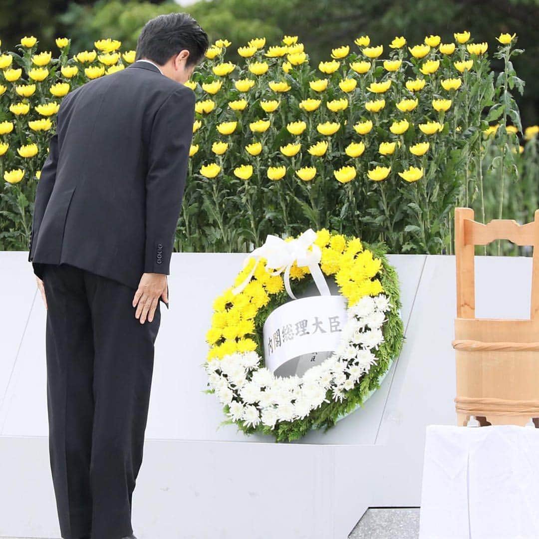 安倍晋三さんのインスタグラム写真 - (安倍晋三Instagram)「#repost @kantei ・・・ #安倍総理 からの#メッセージ ✍️ 74年前の今日、原子爆弾により、十数万ともいわれる貴い命が失われました。犠牲となられた数多くの方々の御霊に対し、哀悼の誠を捧げました。唯一の戦争被爆国として、「核兵器のない世界」の実現に向けた努力をたゆまず続けること。これは、令和の時代においても、変わることのない我が国の使命です。新しい時代を平和で希望に満ち溢れた時代とすることをお誓いいたしました。 . #広島 #8月6日 @shinzoabe」8月6日 15時07分 - shinzoabe