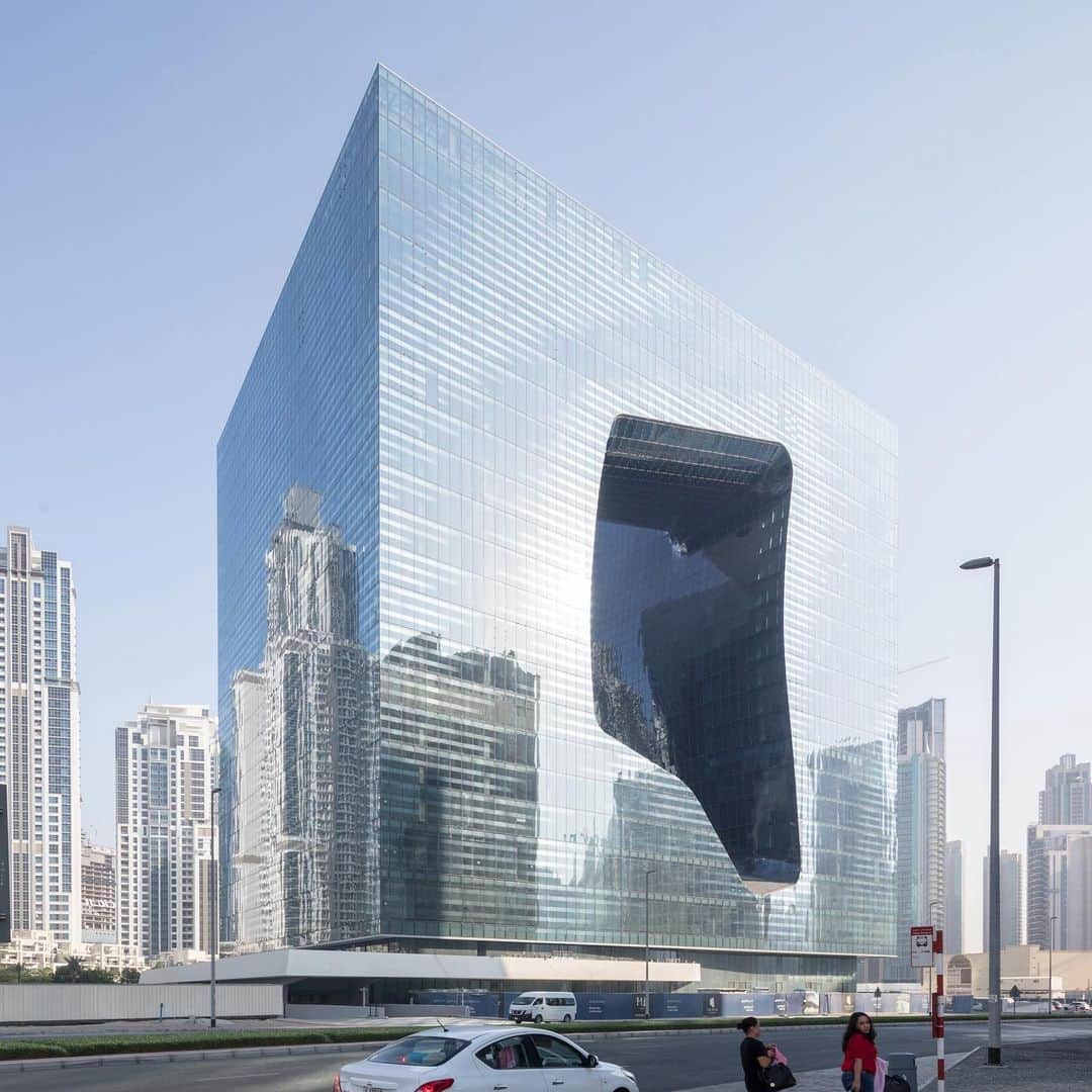 HYPEBEASTさんのインスタグラム写真 - (HYPEBEASTInstagram)「#hypelife: @zahahadidarchitects has designed a cube-shaped building, the “Opus,” in Dubai. Standing at 84,345 square meters, the structure is comprised of two separate towers that are linked by a ground-level atrium and an above-ground bridge in order to form a “carved”-out aesthetic. The structure will house the forthcoming @me_by_melia Dubai hotel, which will feature a futuristic floor plan inclusive of 12 restaurants, a rooftop bar and 56,000 square feet of office space.⁠⠀ Photo: @laurianghinitoiu」8月6日 15時07分 - hypebeast