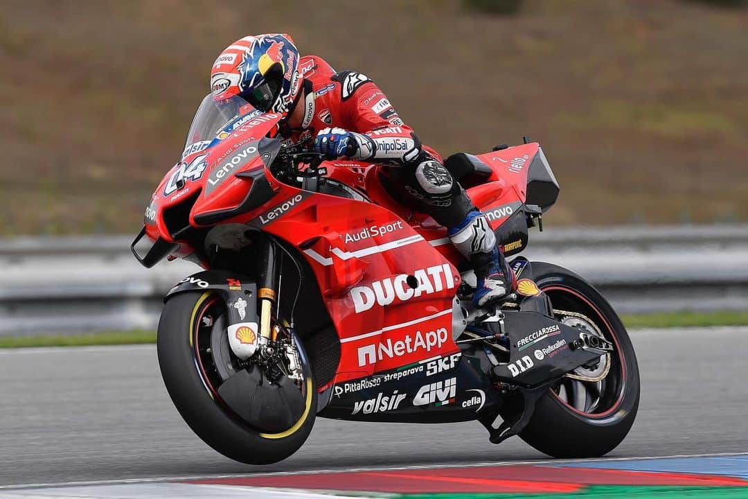 Ducati Japanさんのインスタグラム写真 - (Ducati JapanInstagram)「【MotoGP】ドゥカティ・チームは、チェコGPが開催されたブルノ・サーキットで行われたMotoGPオフィシャルテストに参加しました。  ドゥカティ・チームのダニーロ・ペトルッチは合計60ラップを走行して、1分56秒345のベストタイムを記録。ペトルッチは、厳しい展開となった日曜日のレースを受けて、主にデスモセディチGPのフィーリングを取り戻すことに集中してテストを実施しました。  チームメイトのアンドレア・ドヴィツィオーゾは、2種類用意した空力パッケージを交互に試し、詳細な比較テストを行いました。さらに、シャシの新しいテクニカル・ソリューションやミシュランの新しいタイヤのテストも実施。ドヴィツィオーゾは、 合計48ラップを走行して、1分56秒391のベストタイムを記録しました。 ■ダニーロ・ペトルッチ（ドゥカティ・チーム #09） 10番手 1分56秒345 「今日は落ち着いて作業を行う必要があったので、ポジティブな1日となった。テストでは、終日ミディアム・タイヤを装着して走行し、終盤には非常に速いタイムを出すことができた。素晴らしい仕事をして、週末のレースで失われていたマシンのフィーリングを取り戻すことに成功した。テストでは、様々な内容を試したが、昨日のレースで発生した問題を受けて作業スケジュールを変更し、本来のペースを取り戻すことに集中した。マシンの安定性が少し向上して、なによりコーナーへの進入が安定するようになった。次戦のオーストリアでは、このテスト結果を活かして、再びトップ争い� �できるようにしたい」 ■アンドレア・ドヴィツィオーゾ（ドゥカティ・チーム #04） 12番手 1分56秒391 「今日のテストは重要だった。新しいフェアリングと、ブルノまで使用していたものとを、詳細に比較することができたので、テストの内容には満足している。ポジティブなフィードバックを得ることができた。また、いくつかの新しいシャシのセットアップも試すことができた。装着しているタイヤによってもマシンの挙動が変わるので、異なるソリューションを単純に比較することができないが、興味深い結果を出すことができた。最後に、ミシュランが持ち込んだ新しいタイヤも試し、非常に良いフィーリングを得ることができた。次戦のオーストリアでは、素晴らしいパフォーマンスが発揮できると確信している」  引続き Ducatiチームへのご声援をよろしくお願いいたします！  #Ducati #ForzaDucati #MotoGP #ドゥカティ #パニガーレV4」8月6日 15時07分 - ducatijapan