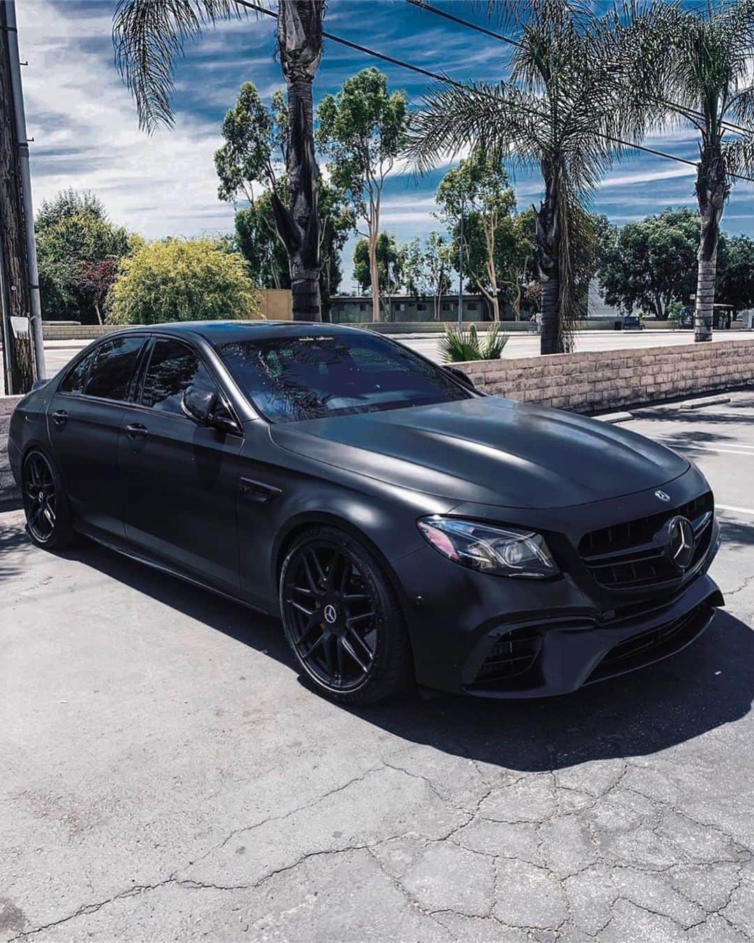 CARLiFESTYLEさんのインスタグラム写真 - (CARLiFESTYLEInstagram)「What color should @arty.pa wrap the E63 S? #carlifestyle #E63 @arty.pa」8月6日 6時13分 - carlifestyle