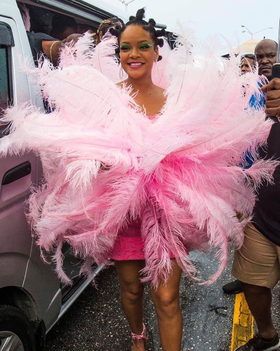 Harper's BAZAARさんのインスタグラム写真 - (Harper's BAZAARInstagram)「Rihanna channeling Leo season energy at #cropover festival」8月6日 6時35分 - harpersbazaarus
