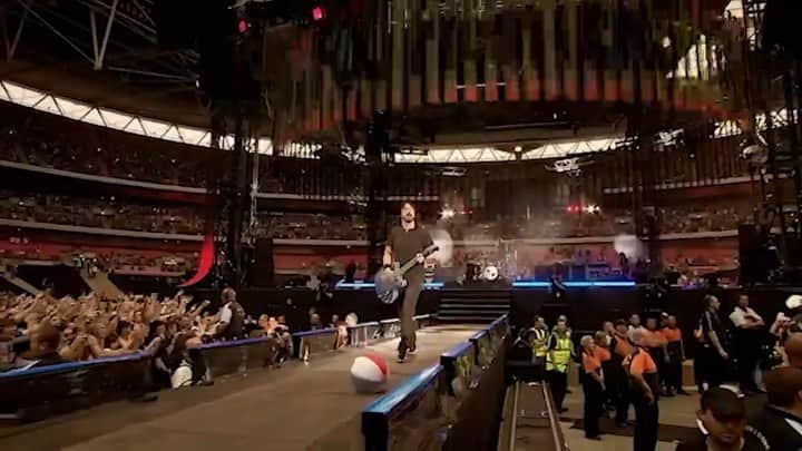 フー・ファイターズのインスタグラム：「Live at Wembley in 2008 is now streaming on @youtube ! Look for more from the set this Friday! Link in bio.」