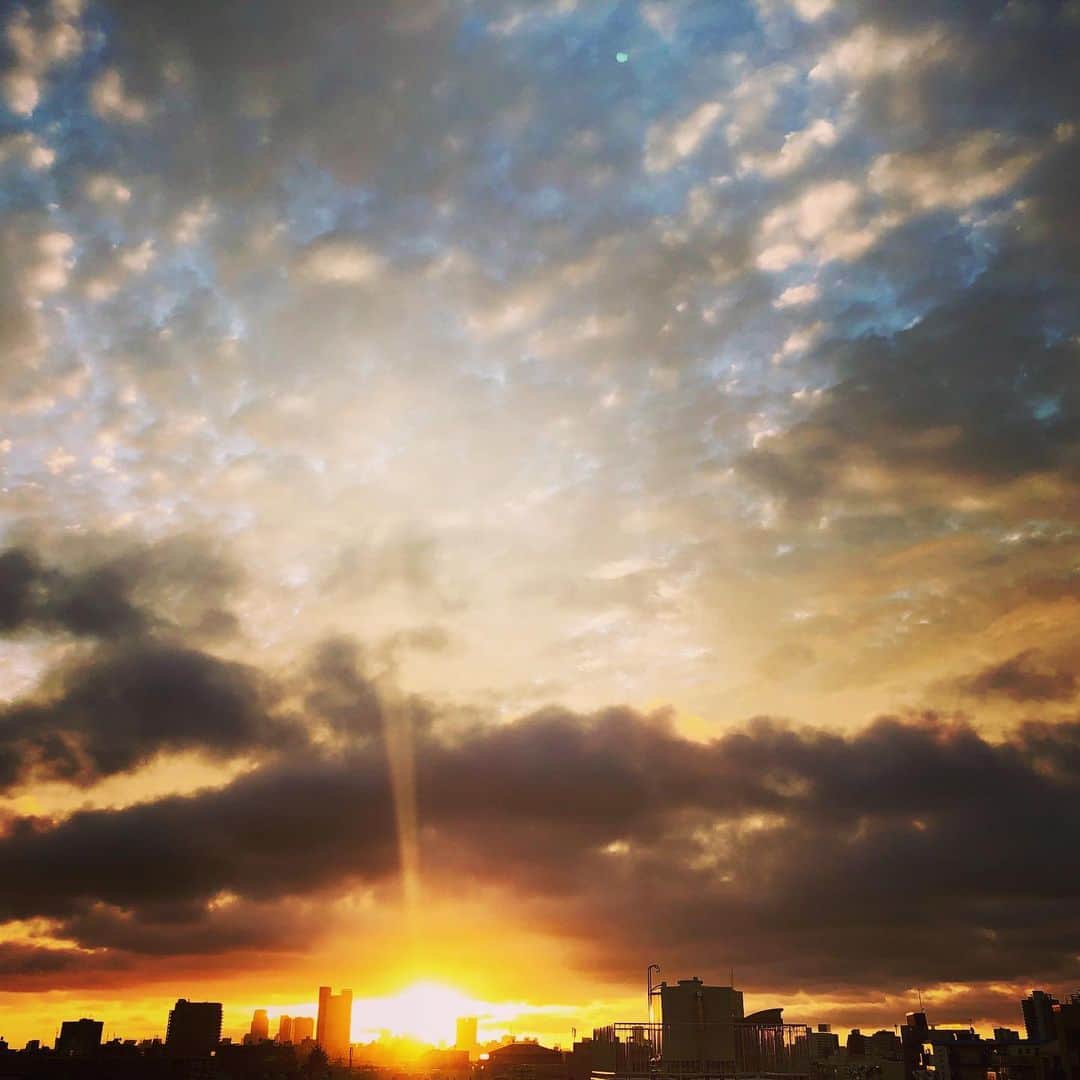 のインスタグラム：「夜明けとともに出発💨 今回も西へ✈️ 今回も台風気味w 前、壱岐島行くときに高速🚗で事故があって飛行機乗り遅れたのでめちゃ早めに余裕持って出ました。 2時間しか寝てないのでコンタクトレンズは入れないでメガネ👓ちゃん。 くもるっちゅーねん☕️」
