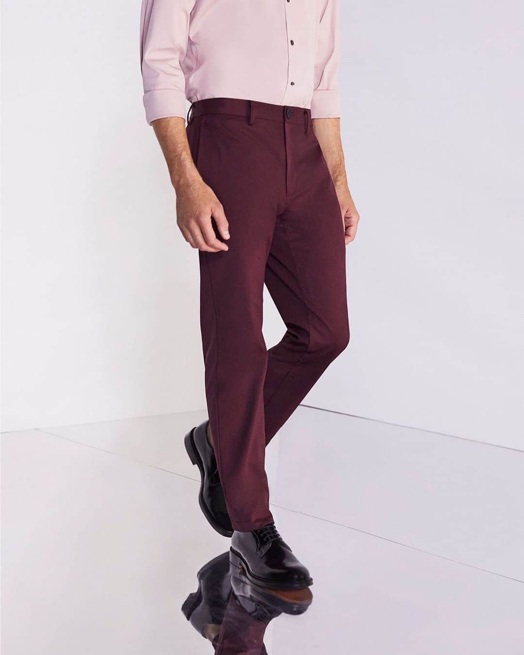 のインスタグラム：「Traditional chino meets technical innovation in the Zaine pant, made from Swiss-engineered, moisture-wicking nylon twill with stretch.  Link in bio to discover more fall pant favorites.」