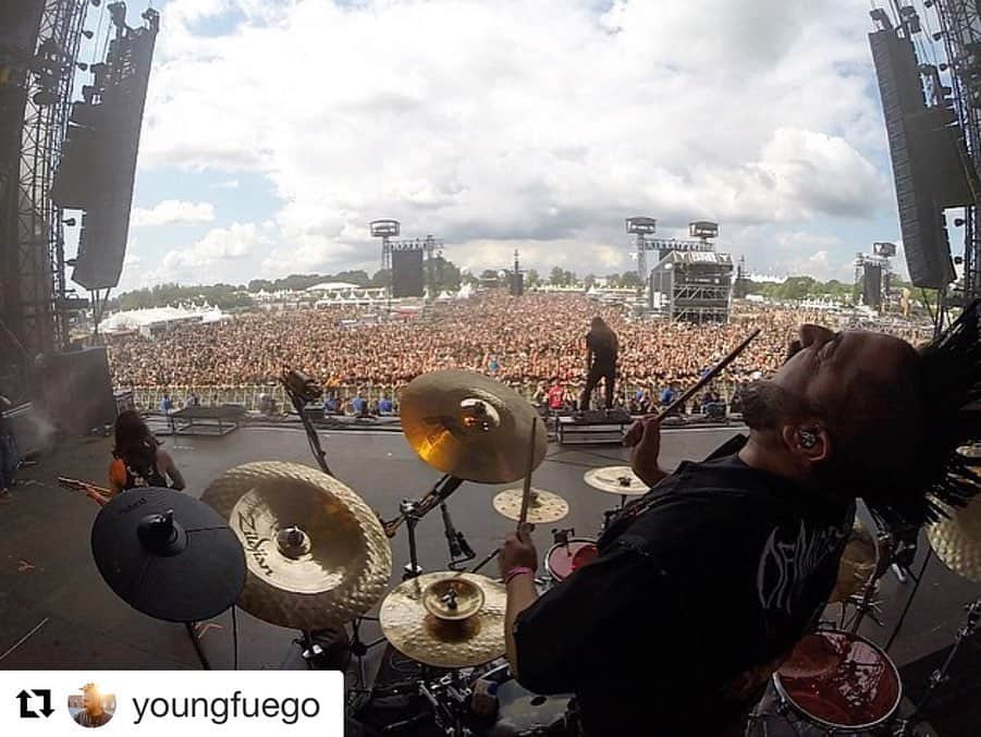 Of Mice & Menさんのインスタグラム写真 - (Of Mice & MenInstagram)「#Repost @youngfuego ・・・ What an overwhelming experience rockin out with an endless audience of metal heads at @wackenopenair.official!! THANK YOU GERMANY!!🤘🇩🇪🙏 📸 @gopro #OfMiceAndMen #Wacken #WackenOpenAir #ViewsFromTheThrone #Metal #Festival」8月6日 6時47分 - omandm