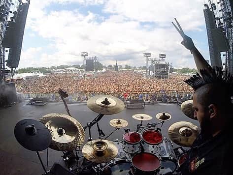 Of Mice & Menさんのインスタグラム写真 - (Of Mice & MenInstagram)「#Repost @youngfuego ・・・ What an overwhelming experience rockin out with an endless audience of metal heads at @wackenopenair.official!! THANK YOU GERMANY!!🤘🇩🇪🙏 📸 @gopro #OfMiceAndMen #Wacken #WackenOpenAir #ViewsFromTheThrone #Metal #Festival」8月6日 6時47分 - omandm