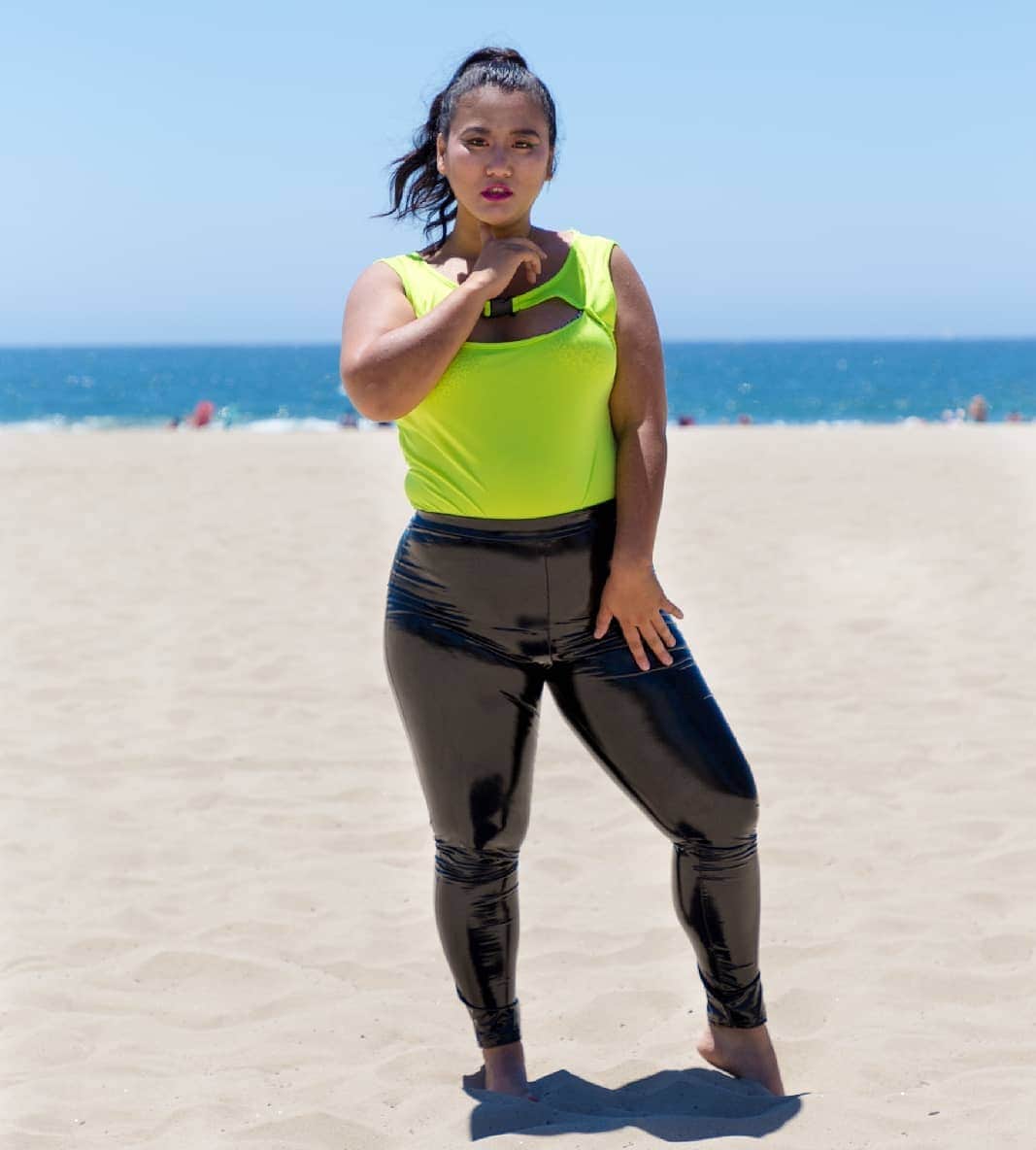 藤井美穂のインスタグラム：「Even the beach can be a club. 📷@noahbooshu 💄💈@marinkadowaki 👖@femmeluxeusa 👕@sheinofficial #shein #luxegalusa  2wSearch ID: 761859 http://bit.ly/2XGVgWT  mihofujiQ2 It is Extra 15% OFF any purchase for the whole site. (valid till 30th Sep.)」