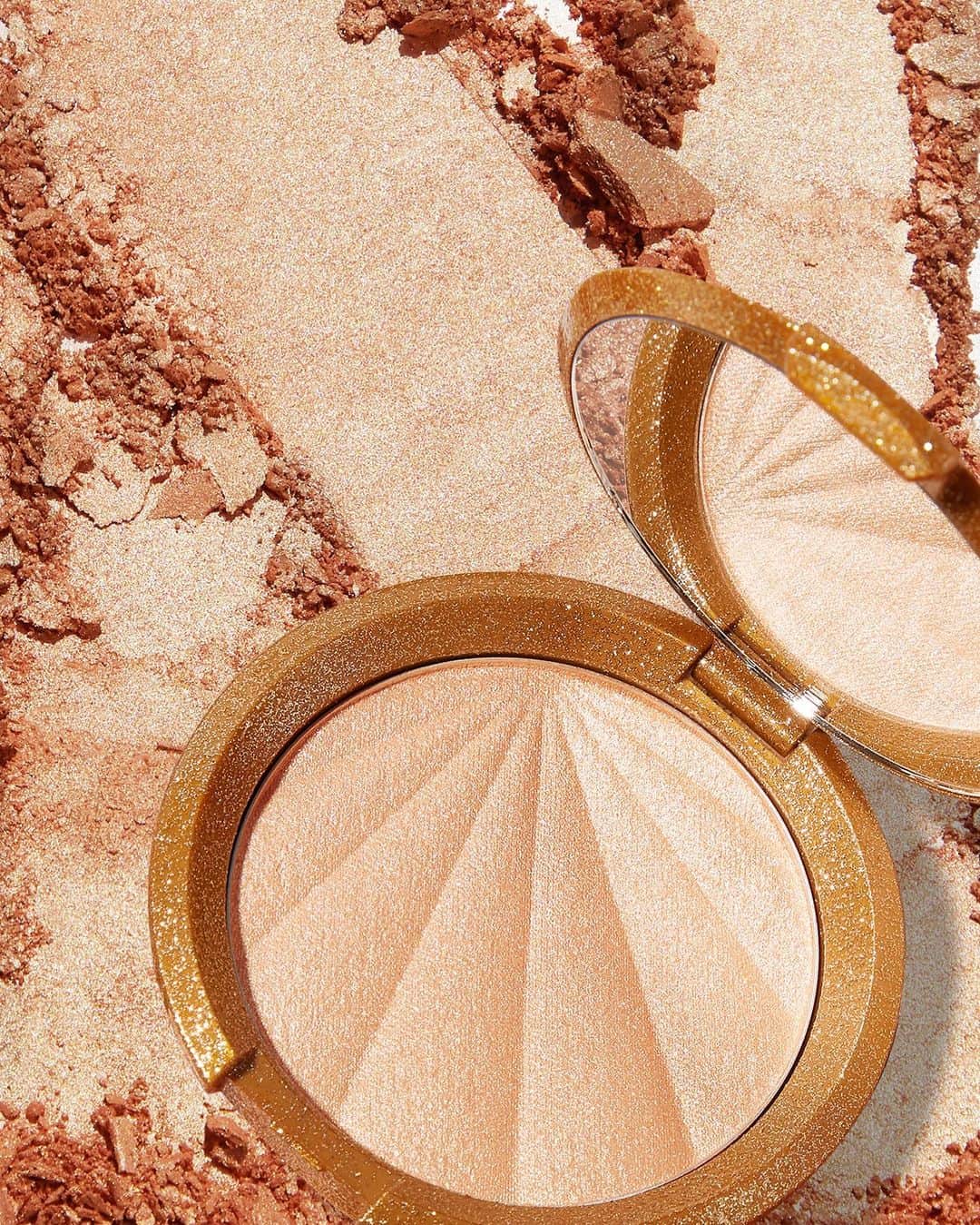 BECCAさんのインスタグラム写真 - (BECCAInstagram)「✨Tag a friend to add a little sparkle to their Monday!✨ Pictured: Pressed Highlighter in Champagne Pop」8月6日 6時58分 - beccacosmetics