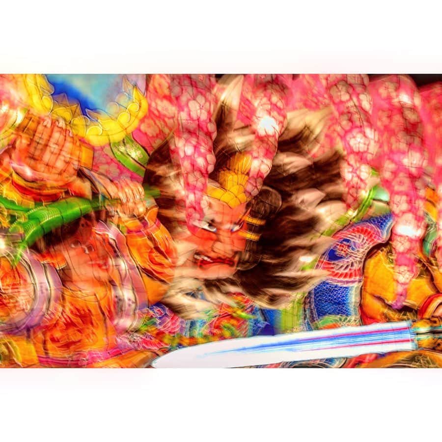 岩原大起さんのインスタグラム写真 - (岩原大起Instagram)「2019.08.05 超弾丸で青森ねぶた祭りへ。 4年ぶり2度目の参加。 . 青森市街のあちこちから聞こえる鈴の音。 始まる直前のワクワクするような熱気。 . 「ラッセーラ ラッセーラ」 この掛け声の響く渦の中で共に跳ねると、 その一体感・エネルギーに魅了されます。 . 覚悟して臨みましたが、やはり 飛び跳ねすぎて足はパンパンです。笑 でもまた参加したい、ねぶた最高です。 . #青森 #ねぶた #まつり #ねぶた祭り  #大学 #サークル #同期 #後輩 #と参加  #急にもかかわらずありがとう #笑」8月6日 6時58分 - ytv_iwahara