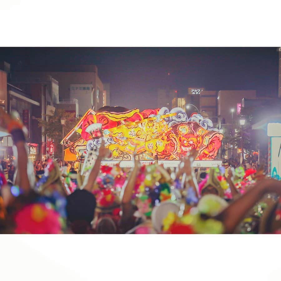 岩原大起さんのインスタグラム写真 - (岩原大起Instagram)「2019.08.05 超弾丸で青森ねぶた祭りへ。 4年ぶり2度目の参加。 . 青森市街のあちこちから聞こえる鈴の音。 始まる直前のワクワクするような熱気。 . 「ラッセーラ ラッセーラ」 この掛け声の響く渦の中で共に跳ねると、 その一体感・エネルギーに魅了されます。 . 覚悟して臨みましたが、やはり 飛び跳ねすぎて足はパンパンです。笑 でもまた参加したい、ねぶた最高です。 . #青森 #ねぶた #まつり #ねぶた祭り  #大学 #サークル #同期 #後輩 #と参加  #急にもかかわらずありがとう #笑」8月6日 6時58分 - ytv_iwahara