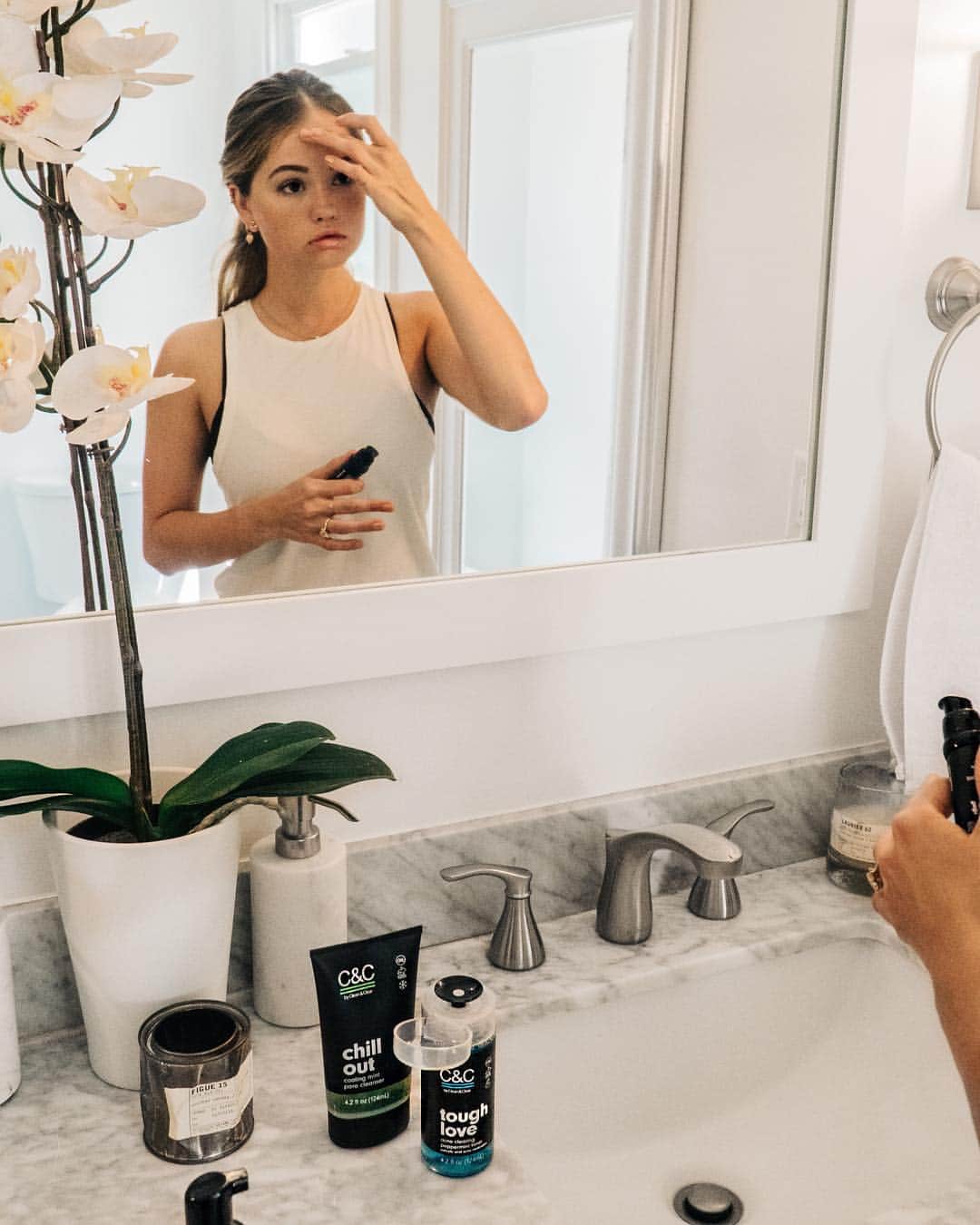デビー・ライアンのインスタグラム：「Gearing up for the next few months of traveling and shoots, which is the dream and also super tricky on my skin. Sooo packing and prepping includes building a new skincare regimen with C&C by Clean & Clear, whose products are super easy to use and chic and keep my skin balanced. Just tryna stay on my glow. @CandCbyCleanandClear @UltaBeauty #ad #EverydayICandC」