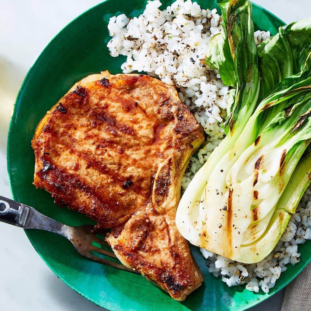 マーサ・スチュワートさんのインスタグラム写真 - (マーサ・スチュワートInstagram)「Master this recipe on the grill! 🔥 @marleyspoon borrowed this recipe for ginger-soy pork chops from the "Martha Stewart's Grilling" cookbook. Serve alongside lightly charred bok choy and seasoned sushi rice for a healthy and hearty meal that can be prepared in less than 30 minutes! Visit the link in bio to sign up for Martha's meal kit delivery service. 👆🏼」8月6日 6時59分 - marthastewart