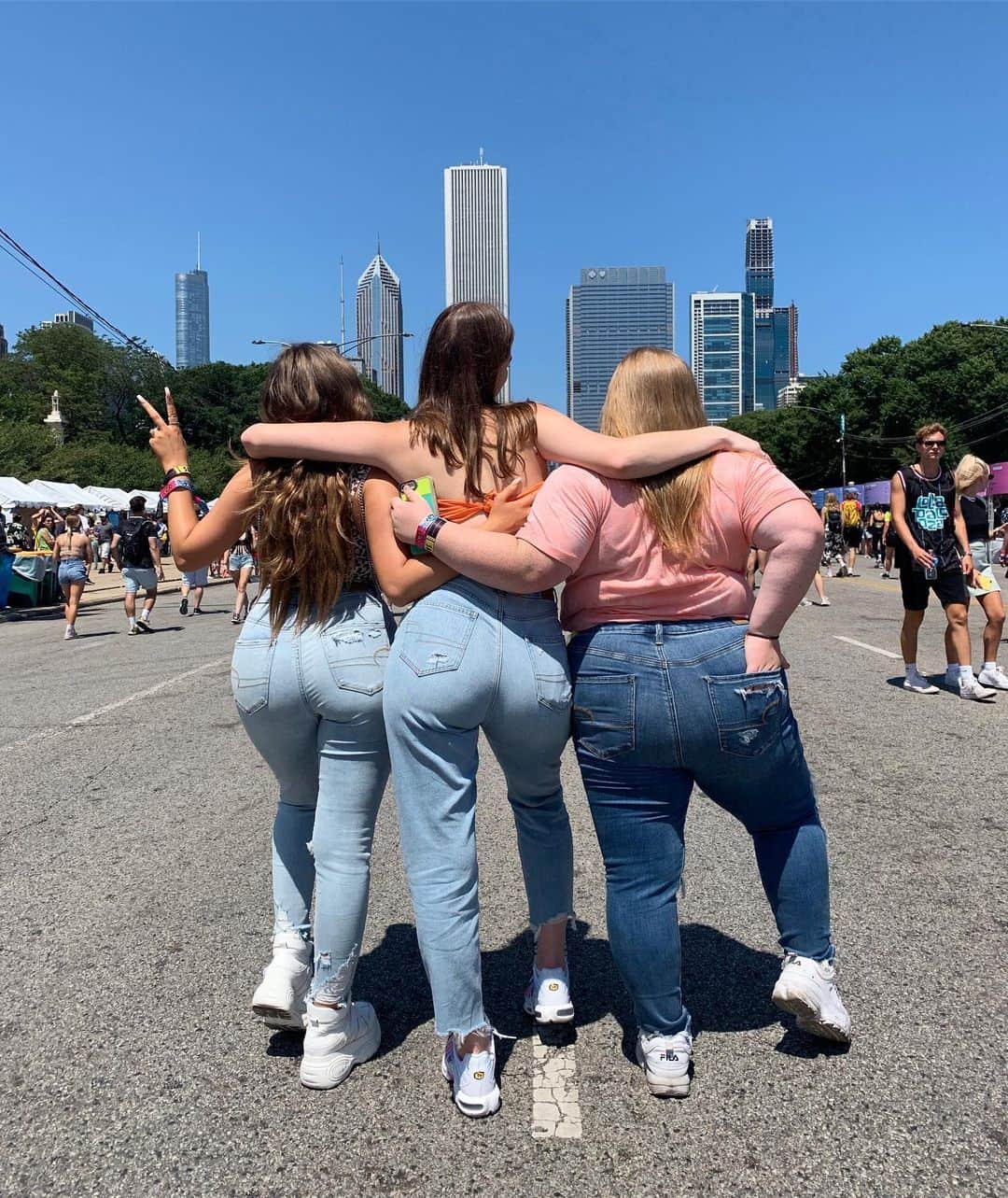 American Eagleさんのインスタグラム写真 - (American EagleInstagram)「#Chicago was good to us this weekend 🍑 Tag a friend who you’re bringing to @lollapalooza next year」8月6日 7時00分 - americaneagle