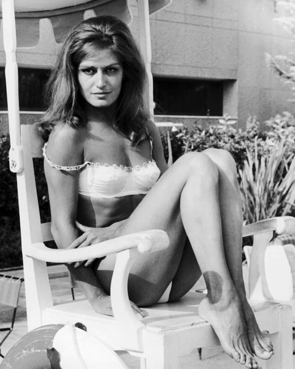 Vogue Parisさんのインスタグラム写真 - (Vogue ParisInstagram)「Dalida makes the most of the summer sun in Rome in 1965 #Dalida」8月6日 7時10分 - voguefrance
