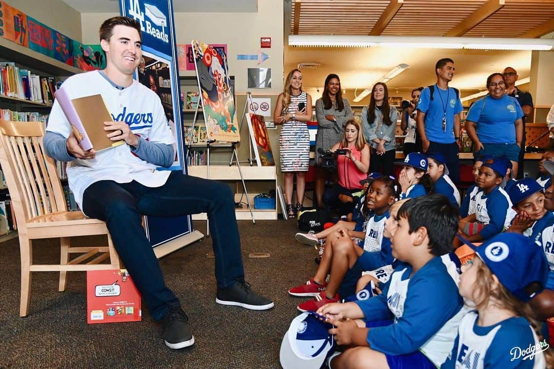 Los Angeles Dodgersさんのインスタグラム写真 - (Los Angeles DodgersInstagram)「‪This morning, @ross_stripling read to more than 100 kids at Edendale Library as part of the @dodgersfoundation #LAReads Summer Library Reading Series.」8月6日 7時08分 - dodgers