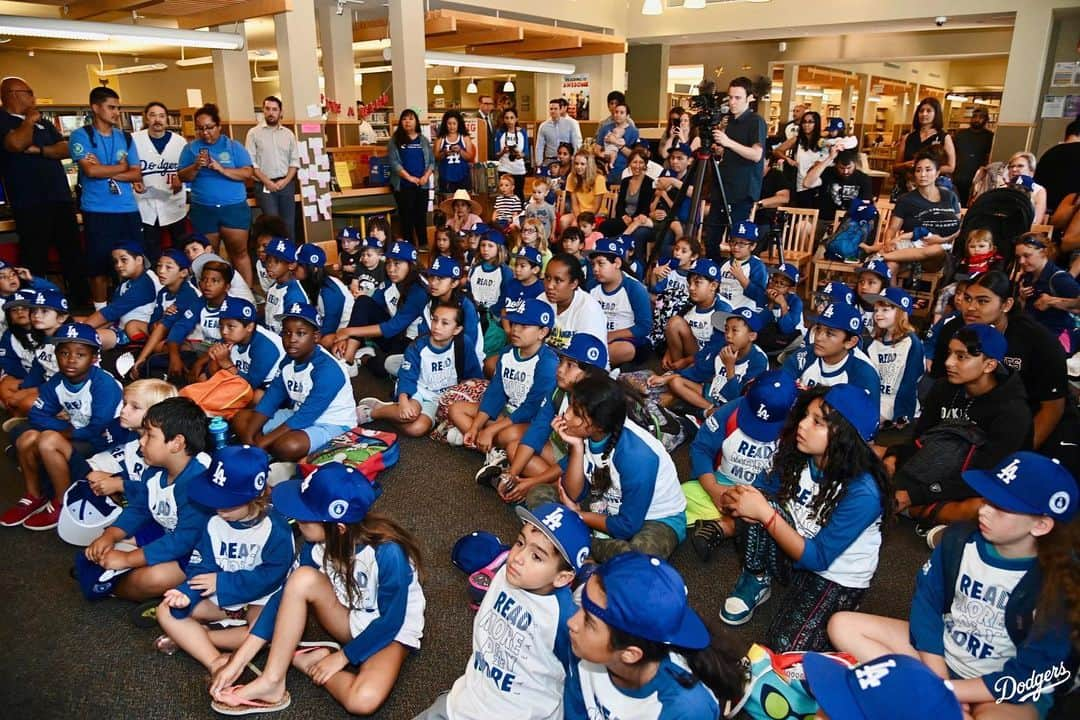 Los Angeles Dodgersさんのインスタグラム写真 - (Los Angeles DodgersInstagram)「‪This morning, @ross_stripling read to more than 100 kids at Edendale Library as part of the @dodgersfoundation #LAReads Summer Library Reading Series.」8月6日 7時08分 - dodgers