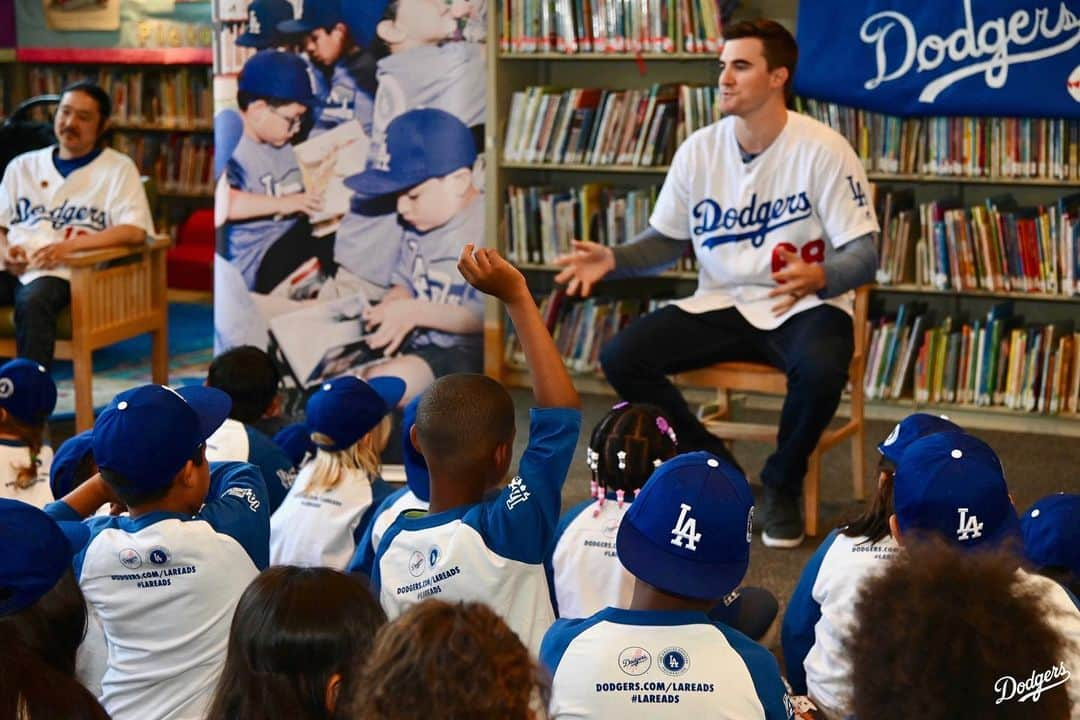 Los Angeles Dodgersさんのインスタグラム写真 - (Los Angeles DodgersInstagram)「‪This morning, @ross_stripling read to more than 100 kids at Edendale Library as part of the @dodgersfoundation #LAReads Summer Library Reading Series.」8月6日 7時08分 - dodgers