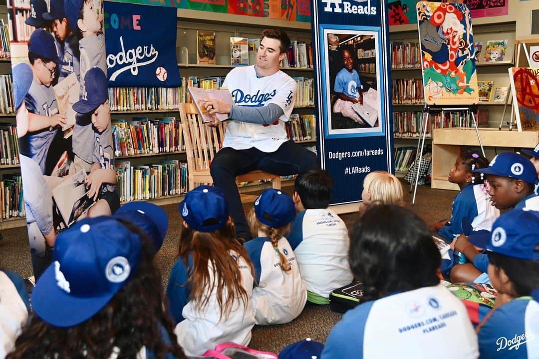 Los Angeles Dodgersさんのインスタグラム写真 - (Los Angeles DodgersInstagram)「‪This morning, @ross_stripling read to more than 100 kids at Edendale Library as part of the @dodgersfoundation #LAReads Summer Library Reading Series.」8月6日 7時08分 - dodgers